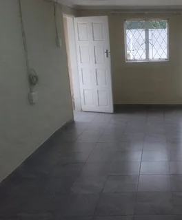 Outside room to rent in Houghton Estate