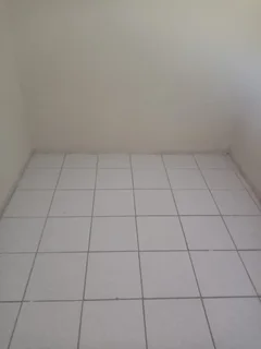 Outside room to rent in Houghton Estate