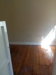 En-suite bedroom with shower and toilet to rent in Kensington