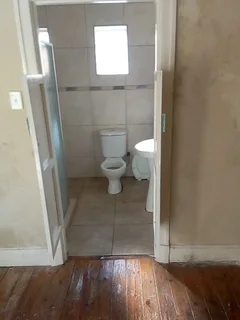 En-suite bedroom with shower and toilet to rent in Kensington