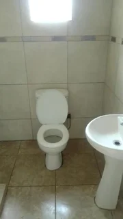 En-suite bedroom with shower and toilet to rent in Kensington