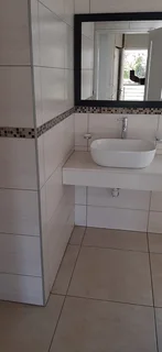 En-suite bedroom with shower and toilet to rent in Morningside manor / Sandton