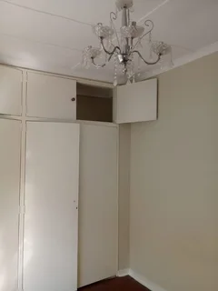 One bedroom cottage with separate living room to rent in Houghton Estate