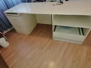 Desk - Ad posted by Taryn-lee Coraizin