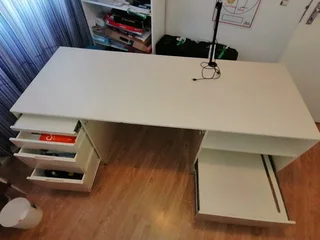 Desk - Ad posted by Taryn-lee Coraizin