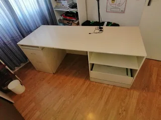 Desk - Ad posted by Taryn-lee Coraizin