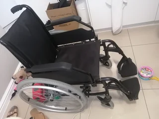 Like-New Foldable Wheelchair