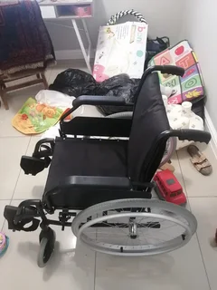 Like-New Foldable Wheelchair