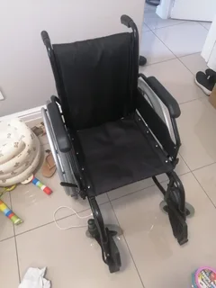 Like-New Foldable Wheelchair