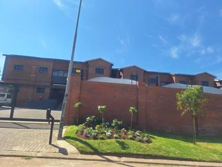 Urgent: Stunning Neat Modern 3 Bed 2 Bath Garden Apartment Available Immediately In Kelvin