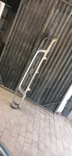 Hi Lux, older model, grille