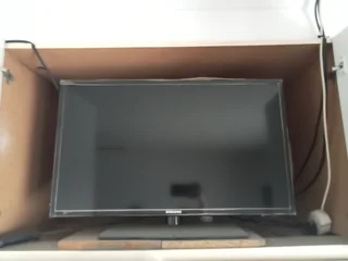 &#34; 29&#34; Samsung TV R1300 with stand
