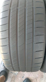 Bridgestone Tyres 235/35/19 fairly used Tyres excellent condition