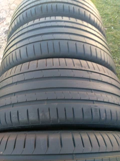 4x 255/40/21 normal pirellis Tyres 89%thread excellent condition