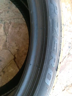 1x285/30/21 pirelli tyre 89%thread excellent condition