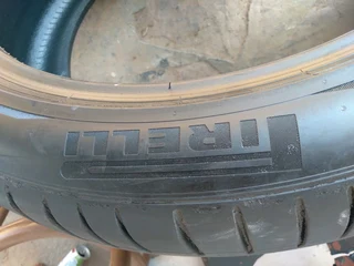 2x 275/40/21 run flat pirellis Tyres 89%thread excellent conditions