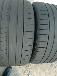 315/40/21 MO pirellis p zero Tyres excellent conditions call or whatsapp (0736160110)