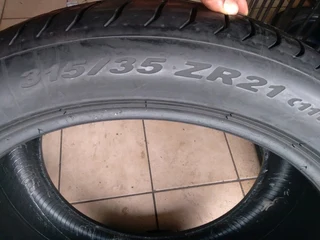2x 315/35/21 normal pirellis Tyres90% thread