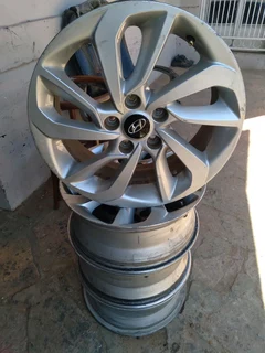 Set of origenal Rims 17inches for Hyundai very good conditions