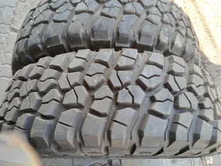 2x 255/75/17 BF Goodrich T/A km2