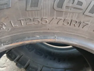 2x 255/75/17 BF Goodrich T/A km2