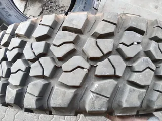 2x 255/75/17 BF Goodrich T/A km2