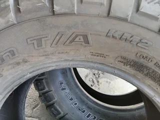 2x 255/75/17 BF Goodrich T/A km2