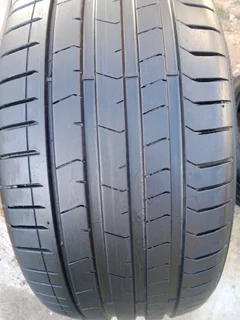 1x 275/40/20 run flat Pirelli P Zero 90% tread