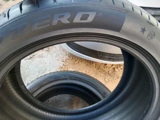 1x 275/40/20 run flat Pirelli P Zero 90% tread