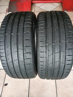 2x 235/40/19 normal continentals Tyres 90% tread