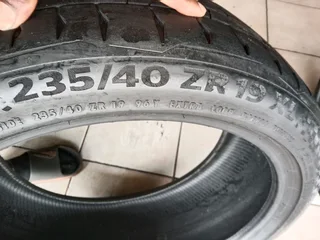 2x 235/40/19 normal continentals Tyres 90% tread