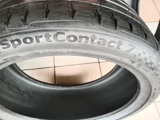 2x 235/40/19 normal continentals Tyres 90% tread