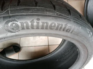 2x 235/40/19 normal continentals Tyres 90% tread