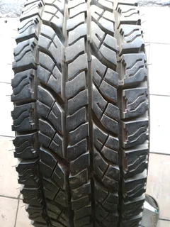 1x 30x/9.50/15 Yokohama geolandar 98% tread