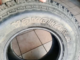1x 30x/9.50/15 Yokohama geolandar 98% tread
