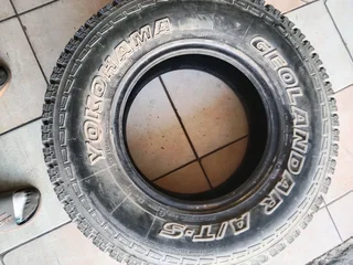 1x 30x/9.50/15 Yokohama geolandar 98% tread