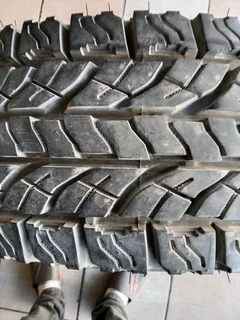 1x 30x/9.50/15 Yokohama geolandar 98% tread