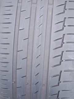 1x 235/40/19 normal continental Tyre 85% tread