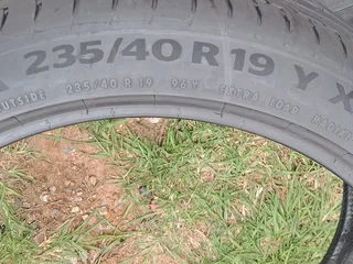1x 235/40/19 normal continental Tyre 85% tread