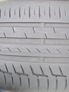 1x 235/40/19 normal continental Tyre 85% tread