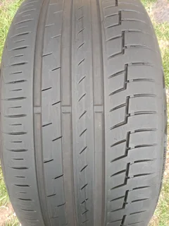 1x 235/40/19 normal continental Tyre 85% tread
