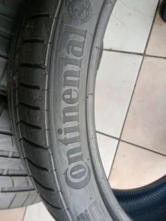 3x 235/35/19 normal continentals Tyres 90% tread