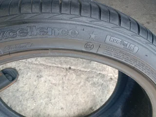 2x 275/35/20 run flat Goodyear Excellence 90% tread