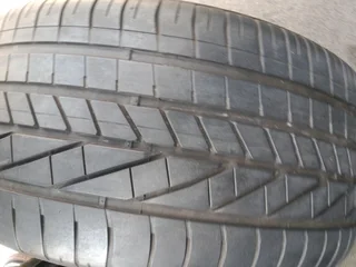 2x 275/35/20 run flat Goodyear Excellence 90% tread