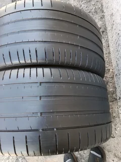 2x 325/35/22 Pirellis P Zero 85% tread