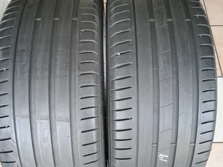 2x 235/35/19 normal Apollo Tyres 85% tread