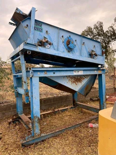 Pilot crushtech 2412 double deck belt driven screen with 2 conveyors