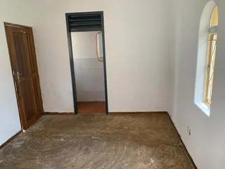 1 bedroom cottage in Wilropark R5, 500 (incl. water &amp; lights)