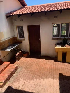 1 bedroom cottage in Wilropark R5, 500 (incl. water &amp; lights)