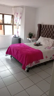 Looking for a single lady/guy to share with or 2 students to share the available room.